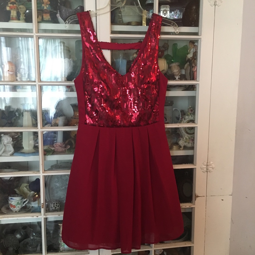 Beautiful  V-neck red dress.